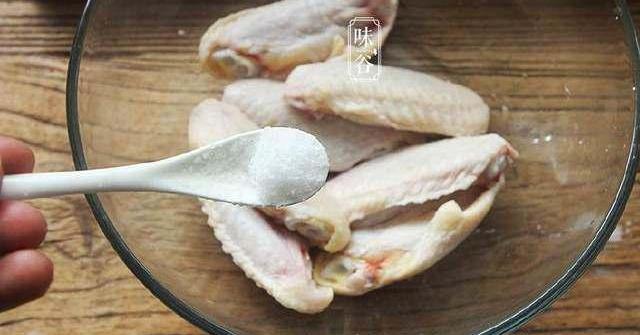 Cho cánh gà vào nồi cơm điện, thêm coca, sau 30 phút có món ngon đãi cả nhà
