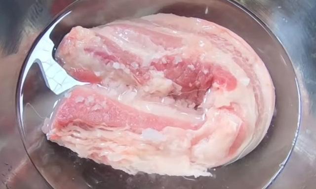 Cho thứ gia vị phổ biến này vào, thịt lợn luộc mềm, thơm phức, mùi hôi hoàn toàn biến mất