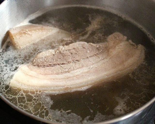 Cho thứ gia vị phổ biến này vào, thịt lợn luộc mềm, thơm phức, mùi hôi hoàn toàn biến mất