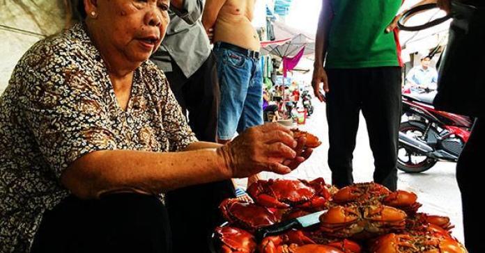 Choáng váng cảnh chen lấn giành giật mua "mâm cua dì Ba" ở Sài Gòn, 10 phút bán 30kg