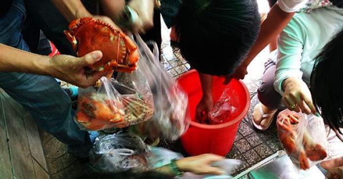 Choáng váng cảnh chen lấn giành giật mua "mâm cua dì Ba" ở Sài Gòn, 10 phút bán 30kg