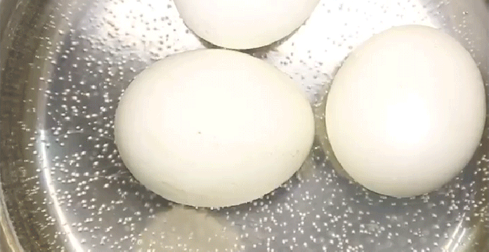 Chọc cây kim vào quả trứng trước khi luộc, bạn sẽ thấy điều kỳ diệu xảy ra