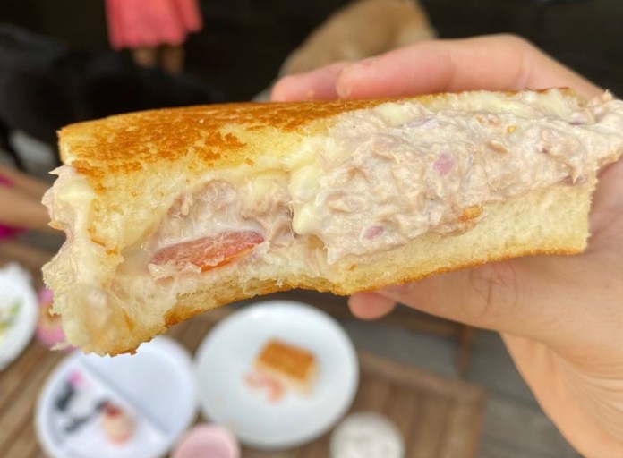 Chồng con mê sandwich cá ngừ nóng chảy của Tăng Thanh Hà
