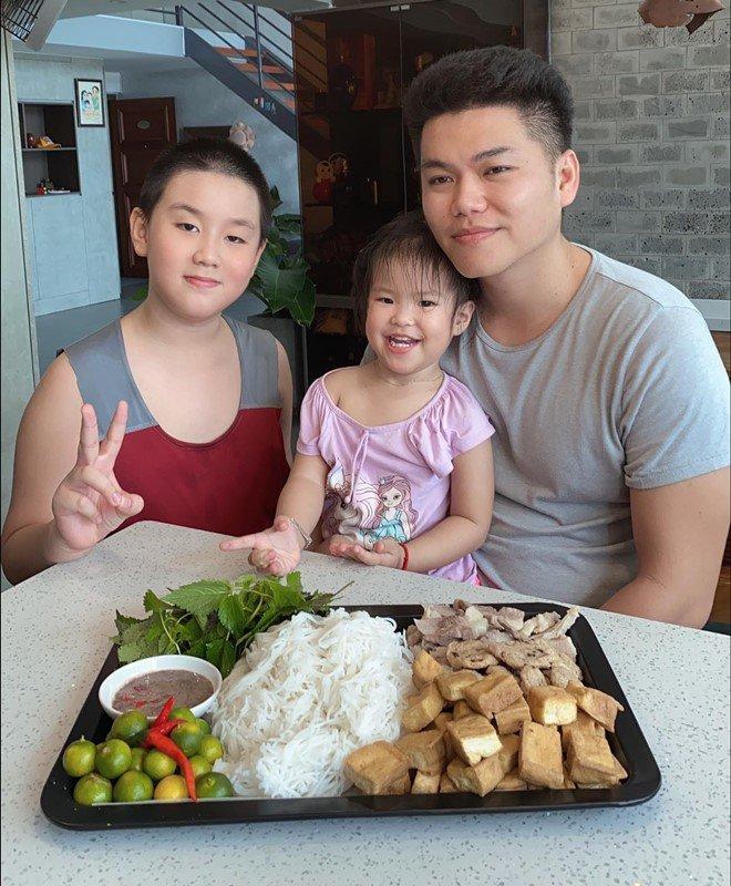 Chồng kém tuổi vào bếp nấu tặng sinh nhật Lê Phương, mẹ vợ thốt lên 