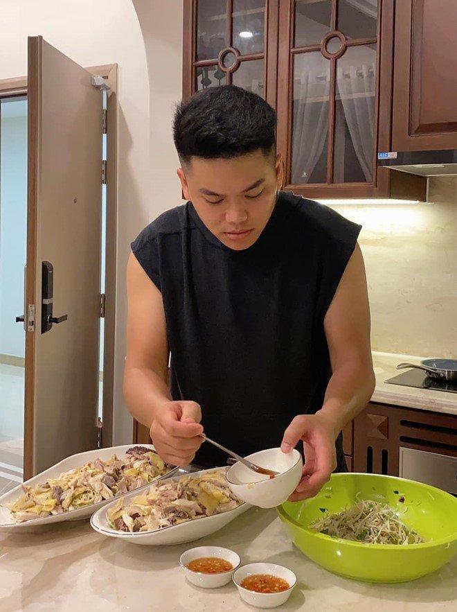 Chồng kém tuổi vào bếp nấu tặng sinh nhật Lê Phương, mẹ vợ thốt lên 