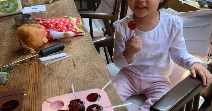 Chồng không thích cho con ăn kẹo, Phan Như Thảo vẫn tự làm kẹo mút thơm ngon cho con gái