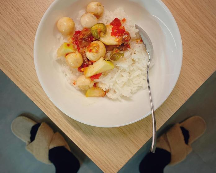 Chụp ảnh đồ ăn cùng bàn chân bá đạo, Quang Trung hút like