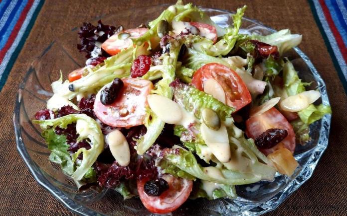 Có công thức xốt trộn salad đa năng này, bạn ăn món salad nào cũng ngon miễn bàn!