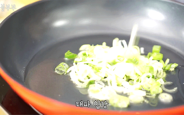 Cơm nguội khô khốc bạn cũng có thể biến thành món ăn sang chảnh kiểu Hàn Quốc nhờ cách làm đơn giản này