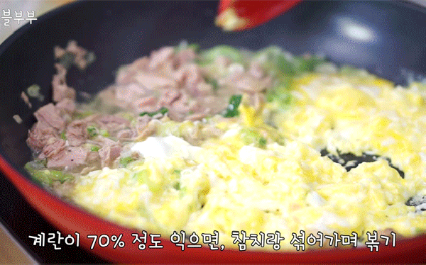 Cơm nguội khô khốc bạn cũng có thể biến thành món ăn sang chảnh kiểu Hàn Quốc nhờ cách làm đơn giản này