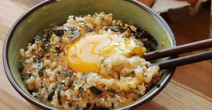 Cơm nóng trộn trứng sống - sa tế: Món ăn đang hot trên MXH mấy ngày nay, hóa ra lại dễ làm và vô cùng thơm ngon nhờ loại gia vị 