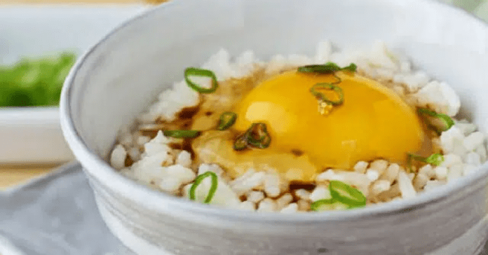 Cơm nóng trộn trứng sống - sa tế: Món ăn đang hot trên MXH mấy ngày nay, hóa ra lại dễ làm và vô cùng thơm ngon nhờ loại gia vị 