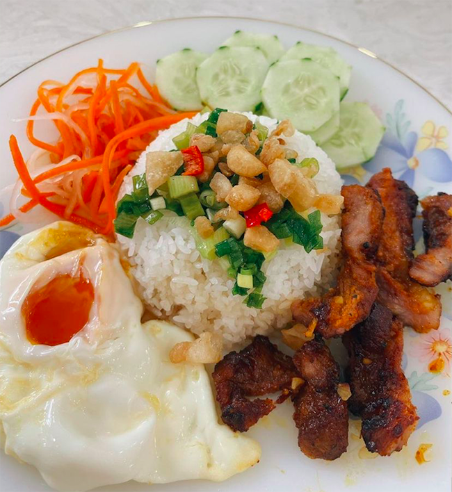 Cơm tấm - món ăn 'đắt show' mùa Covid-19 của sao Việt