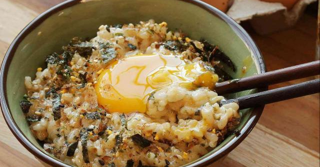 Cơm trộn trứng sống ngon cỡ nào mà từ trẻ con đến người già ở Nhật đều thích ăn