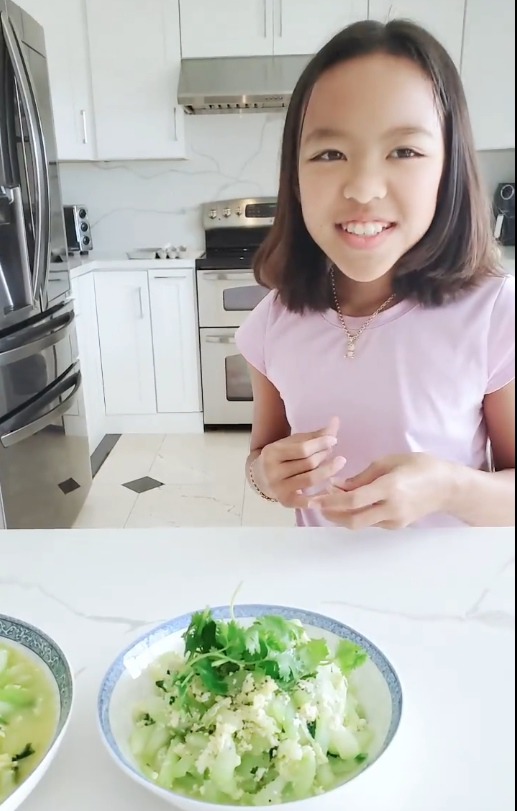 Con gái Việt Hương 10 tuổi tự nấu ăn cực ngon, mẹ đã muốn “chốt đơn” gả đi luôn
