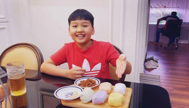 Con trai Bảo Thanh làm bánh trôi màu sắc, ai cũng phì cười vì lời thú nhận của bé