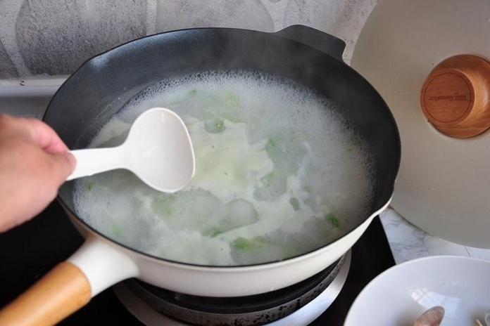 Công thức nấu canh ngao bí xanh không một giọt dầu mỡ, ngon ngọt hấp dẫn lại giúp giải độc và bổ máu