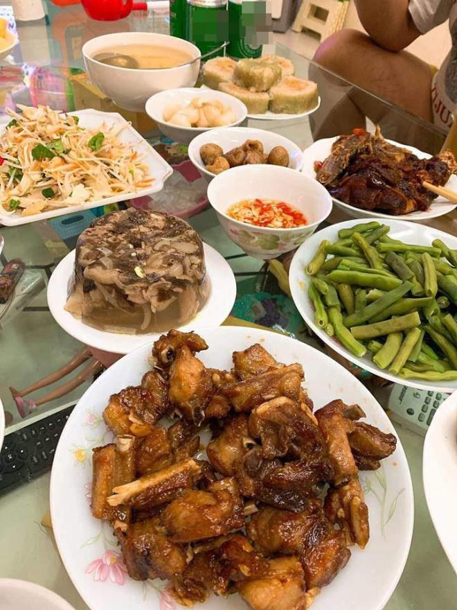 Cùng lấy chồng đại gia nhưng bữa cơm ngày Tết của Tăng Thanh Hà và Tú Anh cực khác biệt