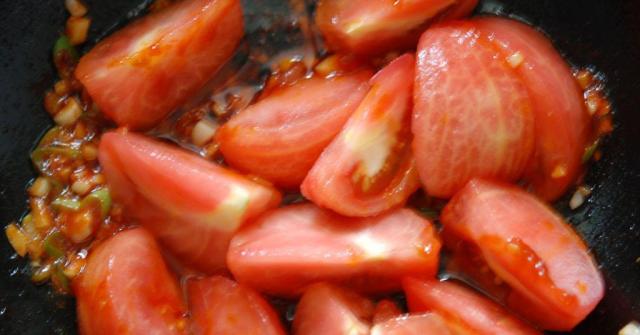 Cuối tuần làm ngay một nồi bò om khoai tây cà chua tuyệt ngon, cơm nấu bao nhiêu cũng hết