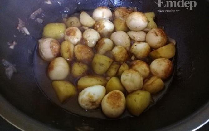 Cuối tuần làm trứng cút rim khoai tây cho bé yêu ăn thun thút