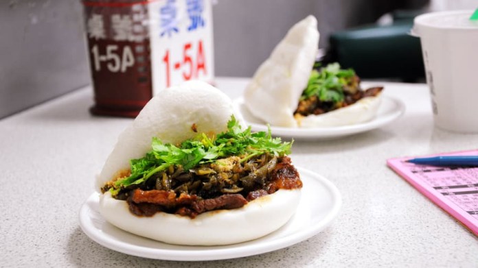 Đặc sản bánh bao kẹp thịt phải thử khi tới Đài Loan