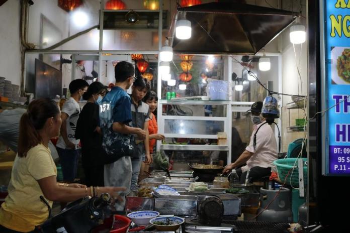 Đặc sản chợ Bà Hoa: Quán ốc 20 năm chuẩn vị miền trung