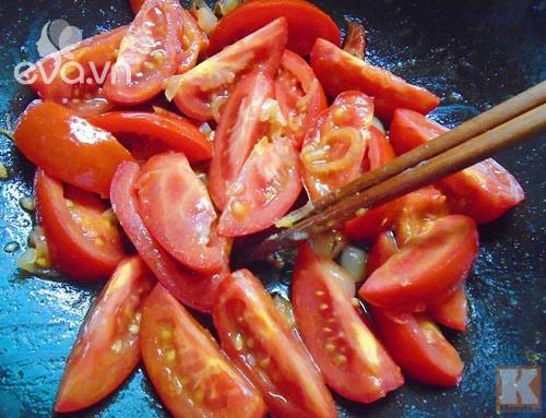 Dân dã mà ngon với món canh cá vụn nấu dưa chua
