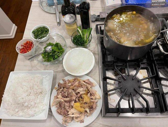Đang ở chung nhà tại Mỹ, Cao Thái Sơn hết lòng nấu ăn bồi bổ cho Hương Tràm