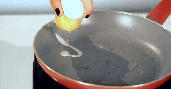 Đập trứng bằng một tay như đầu bếp chuyên nghiệp hóa ra lại dễ cực kỳ!
