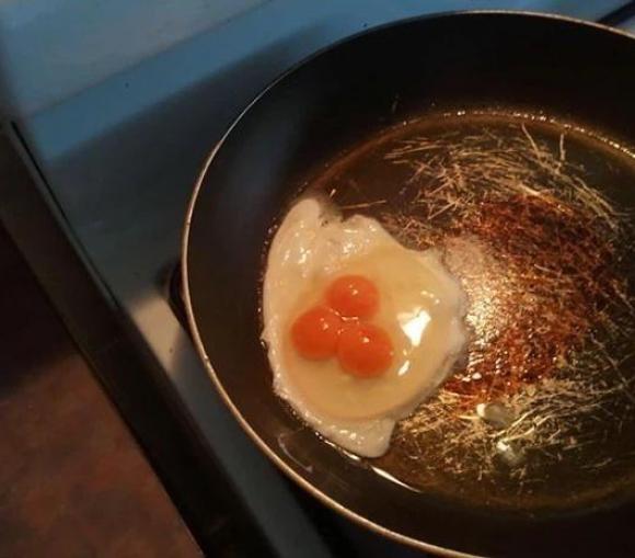 Đập trứng, chủ thớt câm nín thấy thứ rơi ra từ bên trong quả trứng gà 'siêu to khổng lồ'