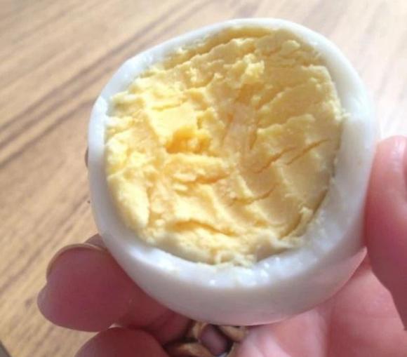Đập trứng, chủ thớt câm nín thấy thứ rơi ra từ bên trong quả trứng gà 'siêu to khổng lồ'