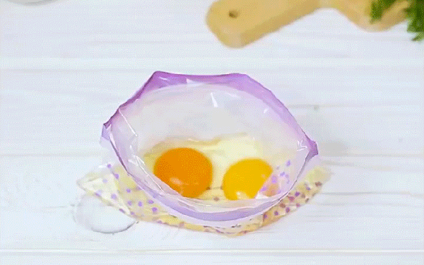 Đập trứng vào túi như thế này, chỉ 2 phút sau bạn sẽ có ngay món ăn siêu ngon không chút dầu mỡ