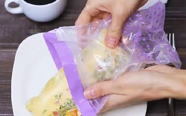 Đập trứng vào túi như thế này, chỉ 2 phút sau bạn sẽ có ngay món ăn siêu ngon không chút dầu mỡ