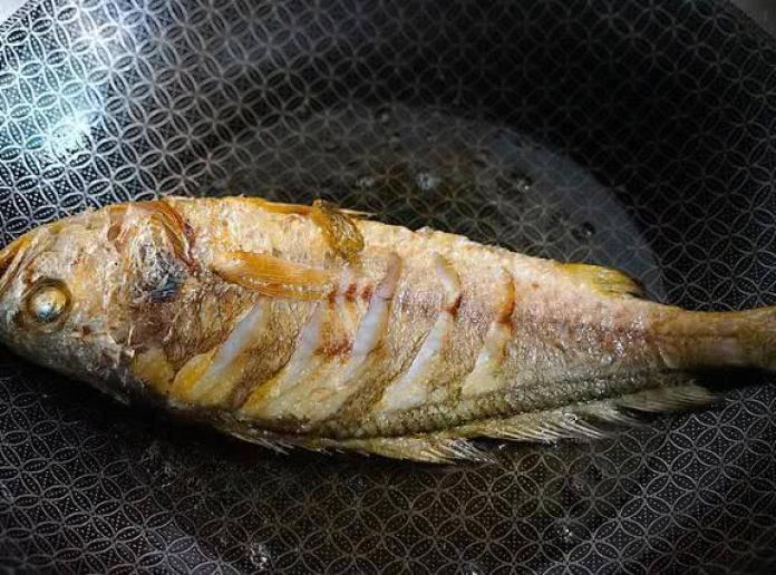 Đầu bếp lâu năm mách chỉ cần làm 4 điều này, dù rán cá gì da cũng không dính chảo