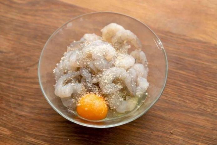 Đầu thu se lạnh, vào bếp thử làm tôm viên trứng muối béo ngậy ngon nức nở, giòn tan mà đậm đà khó quên