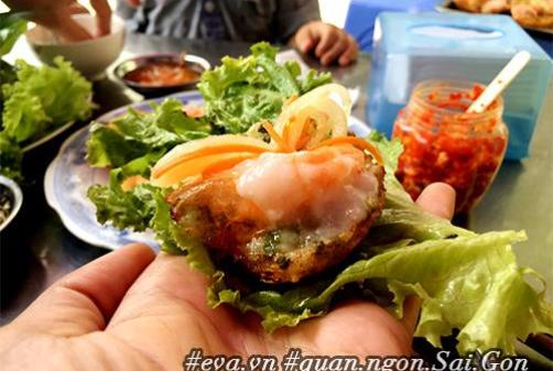 Đi ăn hàng bánh khọt vỉa hè có tôm nhảy "khổng lồ" to nhất Sài Gòn
