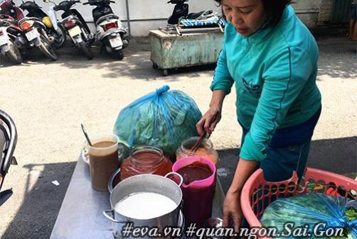Đi ăn hàng bánh khọt vỉa hè có tôm nhảy "khổng lồ" to nhất Sài Gòn