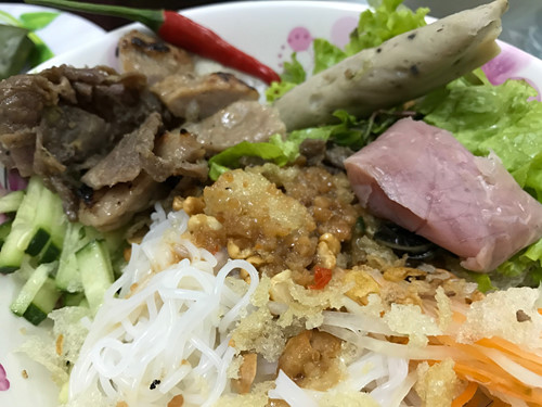 Đi ăn thịt heo xiên nướng than độc đáo ở Sài Gòn
