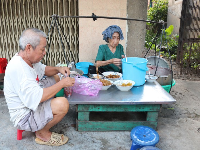 Dì Bảy bán cháo đậu Sài Gòn: 5.000 đồng cũng bán, bao người được no cái bụng