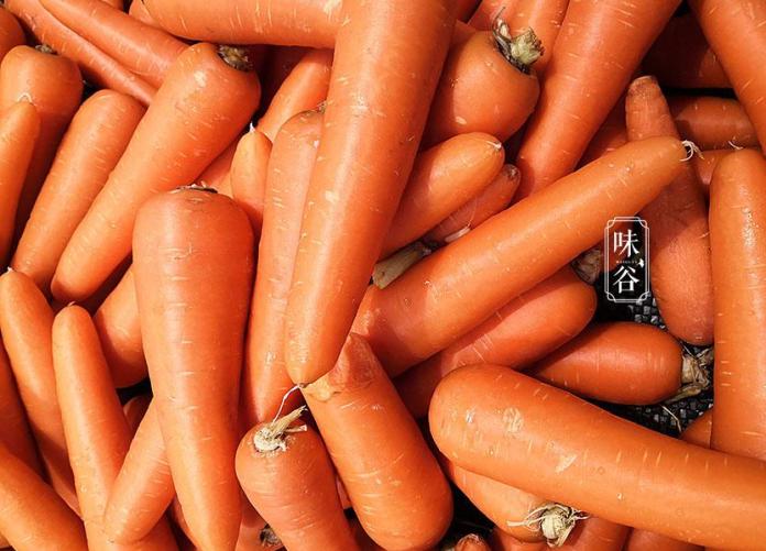 Đi chợ nên mua cà rốt sạch hay còn dính bùn, có 1 sự khác biệt rất lớn giữa 2 loại này