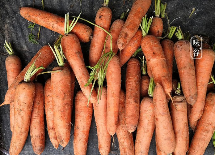 Đi chợ nên mua cà rốt sạch hay còn dính bùn, có 1 sự khác biệt rất lớn giữa 2 loại này