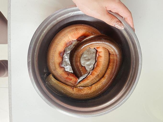Diệp Lâm Anh nấu cháo lươn giàu dinh dưỡng cho hai con