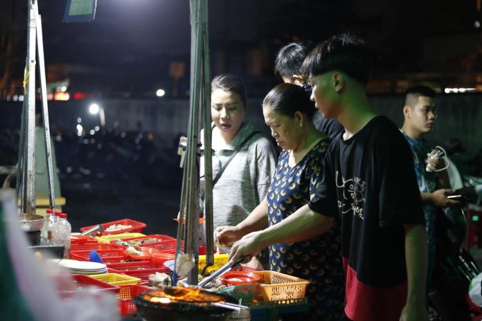 'Độc' nhất quán ốc Sài Gòn không bao giờ tăng giá, vừa ăn vừa ngắm tàu lửa
