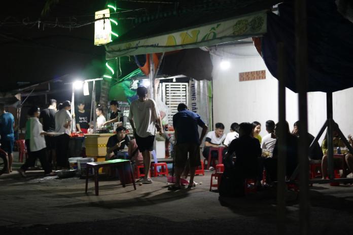 'Độc' nhất quán ốc Sài Gòn không bao giờ tăng giá, vừa ăn vừa ngắm tàu lửa