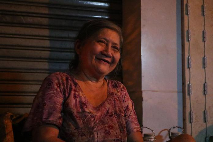 'Độc nhất' Sài Gòn bà cụ U.80 bán ốc lúc nửa đêm: Khách 'ghiền' vì tự nướng