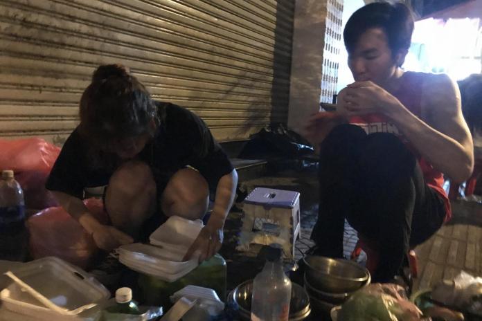 'Độc nhất' Sài Gòn bà cụ U.80 bán ốc lúc nửa đêm: Khách 'ghiền' vì tự nướng