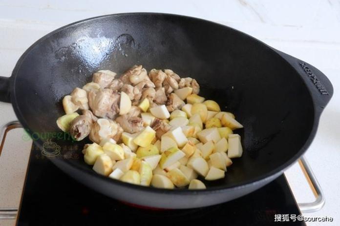 Đổi bữa với cơm khoai môn đùi gà - món 'cơm lười' chế biến siêu đơn giản mà ngon bất bại, đích thị là lựa chọn hợp lý cho những ngày lười nấu