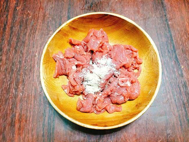 Đổi bữa với rau càng cua trộn thịt bò ngọt mát