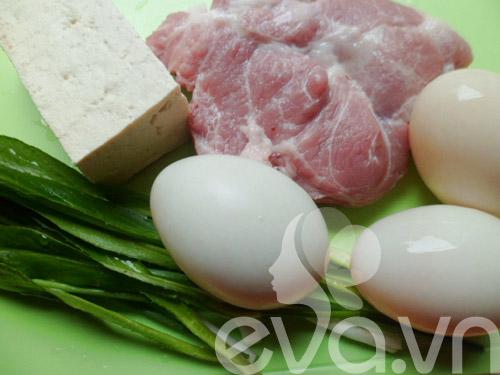 Đơn giản với trứng rán đậu thịt