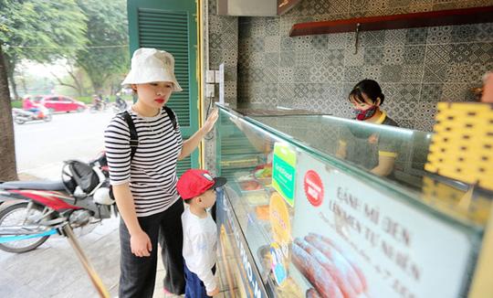 Du khách Hàn Quốc tấm tắc khen bánh mì Hà Nội quá ngon